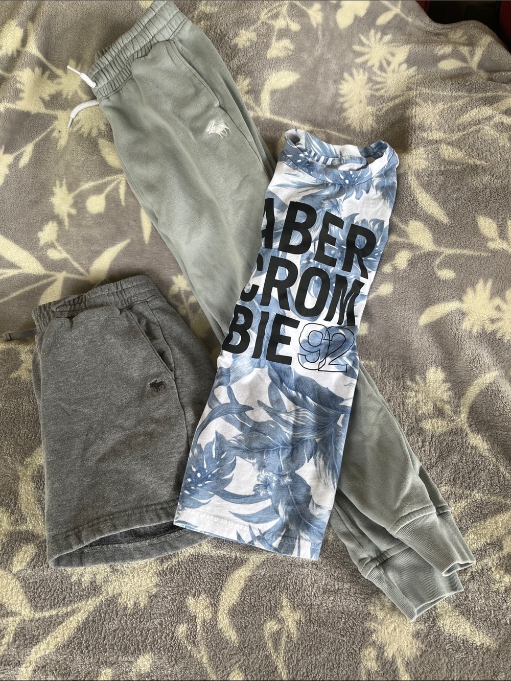 3 Pc Bundle Abercrombie Knit Joggers(/ shorts & tee   Sz 11/12